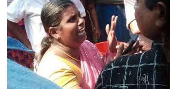 കൊല്ലത്ത് വീണ്ടും കുട്ടിയെ തട്ടിക്കൊണ്ടുപോകുവാന് ശ്രമം ; തമിഴ്നാട് സ്വദേശിനിയെ നാട്ടുകാര് പിടികൂടി പോലീസിലേല്പ്പിച്ചു കൊല്ലത്ത് വീണ്ടും കുട്ടിയെ തട്ടിക്കൊണ്ടുപോകുവാന് ശ്രമം ; തമിഴ്നാട് സ്വദേശിനിയെ നാട്ടുകാര് പിടികൂടി പോലീസിലേല്പ്പിച്ചു