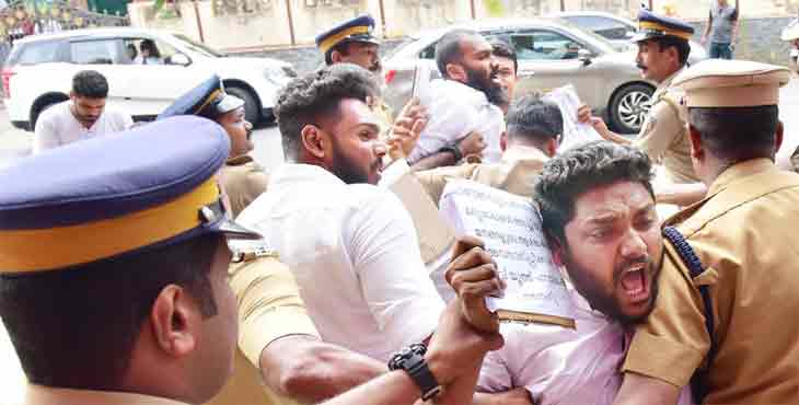 ബിവറേജസ് ഔട്ട് ലെറ്റുകൾ പൂട്ടിയിട്ട് രാജീവ് യൂത്ത് ഫൗണ്ടേഷൻ പ്രവർത്തകർ ബിവറേജസ് ഔട്ട് ലെറ്റുകൾ പൂട്ടിയിട്ട് രാജീവ് യൂത്ത് ഫൗണ്ടേഷൻ പ്രവർത്തകർ