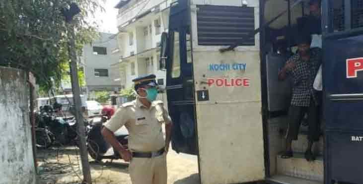 കൊച്ചി നഗരത്തില് തെരുവില് കഴിഞ്ഞ മുന്നൂറ്റിയമ്പതോളംപേരെ ക്യാമ്പിലേക്ക് മാറ്റി കൊച്ചി നഗരത്തില് തെരുവില് കഴിഞ്ഞ മുന്നൂറ്റിയമ്പതോളംപേരെ ക്യാമ്പിലേക്ക് മാറ്റി