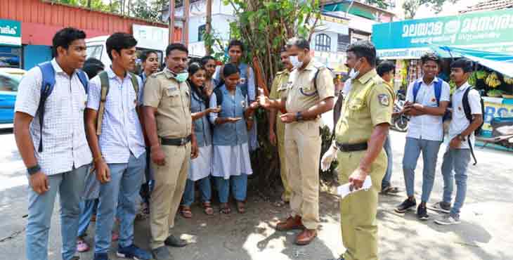 കൊറോണ ; ബോധവല്ക്കരണ പ്രവര്ത്തനവുമായി ആറന്മുള ജനമൈത്രി പോലീസ് കൊറോണ ; ബോധവല്ക്കരണ പ്രവര്ത്തനവുമായി ആറന്മുള ജനമൈത്രി പോലീസ്
