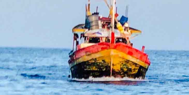 സമുദ്രാതിര്ത്തി ലംഘിച്ച 15 ശ്രീലങ്കന് മത്സ്യത്തൊഴിലാളികളെ കോസ്റ്റ് ഗാര്ഡ് അറസ്റ്റ് ചെയ്തു സമുദ്രാതിര്ത്തി ലംഘിച്ച 15 ശ്രീലങ്കന് മത്സ്യത്തൊഴിലാളികളെ കോസ്റ്റ് ഗാര്ഡ് അറസ്റ്റ് ചെയ്തു