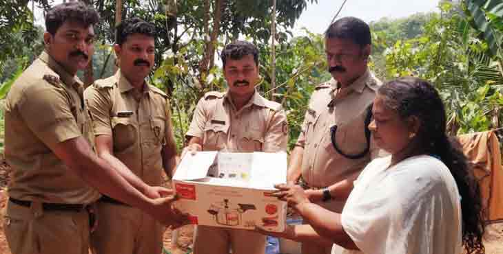 ഇലവുംതിട്ട ജനമൈത്രി പോലീസിന്റെ ‘സ്നേഹപൂർവ്വം’ അശരണർക്ക് ആശ്വാസമാകുന്നു ഇലവുംതിട്ട ജനമൈത്രി പോലീസിന്റെ ‘സ്നേഹപൂർവ്വം’ അശരണർക്ക് ആശ്വാസമാകുന്നു