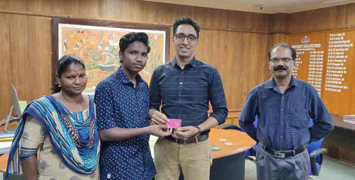 എസ്എസ്എല്സി എ പ്ലസ് : സഫല് ദാസിന് കളക്ടര് സ്വര്ണനാണയം സമ്മാനിച്ചു എസ്എസ്എല്സി എ പ്ലസ് : സഫല് ദാസിന് കളക്ടര് സ്വര്ണനാണയം സമ്മാനിച്ചു