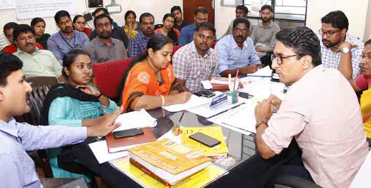കോവിഡ് 19 : ശ്രദ്ധിക്കേണ്ട കാര്യങ്ങള് ; ചുമ, പനി, തൊണ്ടവേദന എന്നിങ്ങനെയുള്ള രോഗലക്ഷണങ്ങള് ഉണ്ടെങ്കില് ഉടന് കണ്ട്രോള് റൂമില് വിളിക്കുക കോവിഡ് 19 : ശ്രദ്ധിക്കേണ്ട കാര്യങ്ങള് ; ചുമ, പനി, തൊണ്ടവേദന എന്നിങ്ങനെയുള്ള രോഗലക്ഷണങ്ങള് ഉണ്ടെങ്കില് ഉടന് കണ്ട്രോള് റൂമില് വിളിക്കുക