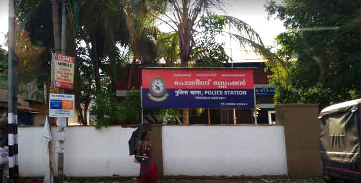 പോലിസ് യുവാക്കളെ മര്ദ്ദിക്കുന്നത് വീട്ടിലിരുന്നു നോക്കിയതിന് സുപ്രീംകോടതി അഭിഭാഷകനും മാധ്യമപ്രവര്ത്തകനുമായ പ്രമോദ് പുഴങ്കരക്ക് പോലീസ് ഭീഷണി പോലിസ് യുവാക്കളെ മര്ദ്ദിക്കുന്നത് വീട്ടിലിരുന്നു നോക്കിയതിന് സുപ്രീംകോടതി അഭിഭാഷകനും മാധ്യമപ്രവര്ത്തകനുമായ പ്രമോദ് പുഴങ്കരക്ക് പോലീസ് ഭീഷണി