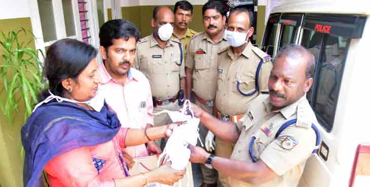 കേരളാ പ്രദേശ് സ്ക്കൂൾ ടീച്ചേഴ്സ് അസോസിയേഷൻ ഭക്ഷണ പൊതികളും മാസ്ക്കുകളും വിതരണം ചെയ്തു കേരളാ പ്രദേശ് സ്ക്കൂൾ ടീച്ചേഴ്സ് അസോസിയേഷൻ ഭക്ഷണ പൊതികളും മാസ്ക്കുകളും വിതരണം ചെയ്തു