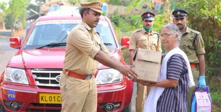 ഫയര്ഫോഴ്സിന്റെ നേതൃത്വത്തില് അവശ്യസാധന വിതരണവും പോലീസുകാര്ക്ക് സംഭാരവും ഫയര്ഫോഴ്സിന്റെ നേതൃത്വത്തില് അവശ്യസാധന വിതരണവും പോലീസുകാര്ക്ക് സംഭാരവും