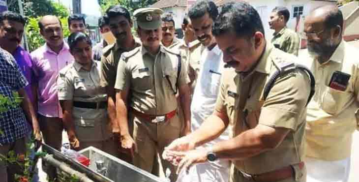 കൊറോണ വൈറസ് ; കോന്നി ജനമൈത്രി പോലീസ് പൊതുടാപ്പ് സ്ഥാപിച്ചു കൊറോണ വൈറസ് ; കോന്നി ജനമൈത്രി പോലീസ് പൊതുടാപ്പ് സ്ഥാപിച്ചു