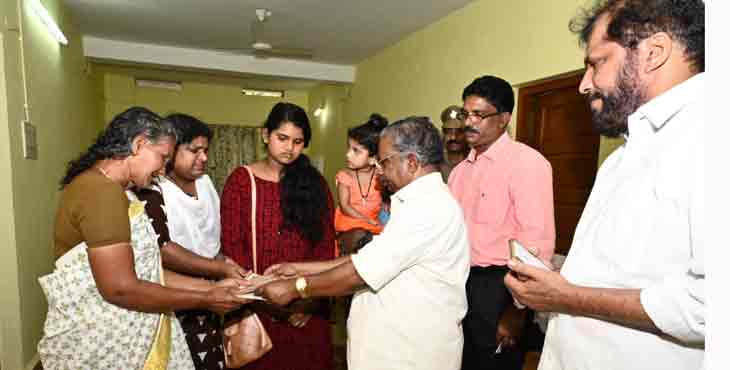 കാട്ടാനയുടെ കുത്തേറ്റു മരിച്ച ഫോറസ്റ്റ് വാച്ചർ ബിജുവിന്റെ കുടുംബത്തിന് 15 ലക്ഷം രൂപ കൈമാറി കാട്ടാനയുടെ കുത്തേറ്റു മരിച്ച ഫോറസ്റ്റ് വാച്ചർ ബിജുവിന്റെ കുടുംബത്തിന് 15 ലക്ഷം രൂപ കൈമാറി