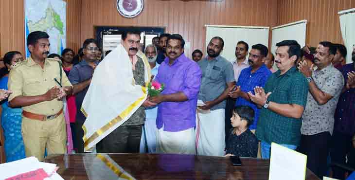 ഐ.എഫ്.എസ് ലഭിച്ച കോന്നി ഡി.എഫ്.ഒ ശ്യാംമോഹൻ ലാലിനെ കെ.യു.ജനീഷ് കുമാർ ആദരിച്ചു ഐ.എഫ്.എസ് ലഭിച്ച കോന്നി ഡി.എഫ്.ഒ ശ്യാംമോഹൻ ലാലിനെ കെ.യു.ജനീഷ് കുമാർ ആദരിച്ചു