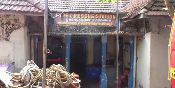 ജോലി ചെയ്യുന്നത് തകർന്നു വീഴാറായ കെട്ടിടത്തിൽ ; രണ്ട് വാഹനങ്ങൾ കട്ടപ്പുറത്ത് ; വെള്ളമെടുക്കാൻ സൗകര്യമില്ല – ചെങ്ങന്നൂരിലെ ഫയർഫോഴ്സിന്റെ സൗകര്യങ്ങള് ഇനിയുമേറെ ജോലി ചെയ്യുന്നത് തകർന്നു വീഴാറായ കെട്ടിടത്തിൽ ; രണ്ട് വാഹനങ്ങൾ കട്ടപ്പുറത്ത് ; വെള്ളമെടുക്കാൻ സൗകര്യമില്ല – ചെങ്ങന്നൂരിലെ ഫയർഫോഴ്സിന്റെ സൗകര്യങ്ങള് ഇനിയുമേറെ
