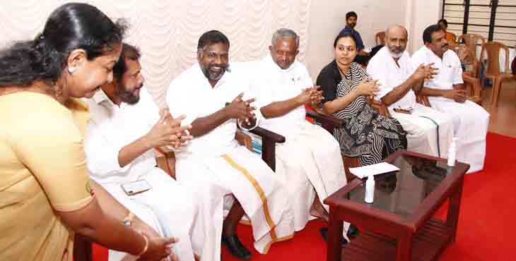 എങ്ങനെ കൈ കഴുകണം…? മന്ത്രിക്കും ജനപ്രതിനിധികള്ക്കും പരിശീലനം നല്കി ഡോക്ടര്മാര് എങ്ങനെ കൈ കഴുകണം…? മന്ത്രിക്കും ജനപ്രതിനിധികള്ക്കും പരിശീലനം നല്കി ഡോക്ടര്മാര്