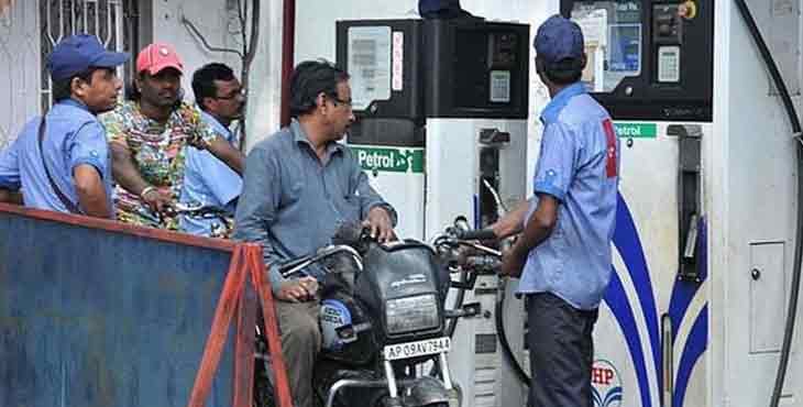 രാജ്യത്ത് പെട്രോളിനും ഡീസലിനും വില കുറഞ്ഞു രാജ്യത്ത് പെട്രോളിനും ഡീസലിനും വില കുറഞ്ഞു