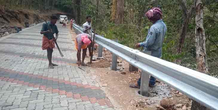 തണ്ണിത്തോട് ചിറ്റാർ റോഡിൽ ക്രാഷ് ബാരിയറുകൾ സ്ഥാപിച്ചു തണ്ണിത്തോട് ചിറ്റാർ റോഡിൽ ക്രാഷ് ബാരിയറുകൾ സ്ഥാപിച്ചു
