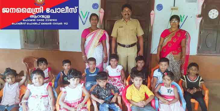 പോലീസ് മാമന്മാരുമായി കൂട്ടുകൂടി പാട്ടുപാടി അടിച്ചുപൊളിച്ച് കുരുന്നുകള് പോലീസ് മാമന്മാരുമായി കൂട്ടുകൂടി പാട്ടുപാടി അടിച്ചുപൊളിച്ച് കുരുന്നുകള്