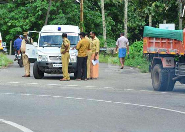 തല ഒന്നിന് 3000 രൂപ : തമിഴ്നാട്ടില് നിന്ന് കേരളത്തിലേക്ക് അതിര്ത്തി കടത്തി വിടാന് ഏജന്റുമാര് തല ഒന്നിന് 3000 രൂപ : തമിഴ്നാട്ടില് നിന്ന് കേരളത്തിലേക്ക് അതിര്ത്തി കടത്തി വിടാന് ഏജന്റുമാര്