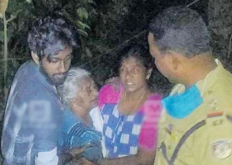 പെന്ഷന് തുക വാങ്ങിയെടുത്ത ശേഷം ഒരു വശം തളര്ന്ന മാതാവിനെ കാട്ടിലുപേക്ഷിച്ച് മക്കള് മുങ്ങി പെന്ഷന് തുക വാങ്ങിയെടുത്ത ശേഷം ഒരു വശം തളര്ന്ന മാതാവിനെ കാട്ടിലുപേക്ഷിച്ച് മക്കള് മുങ്ങി