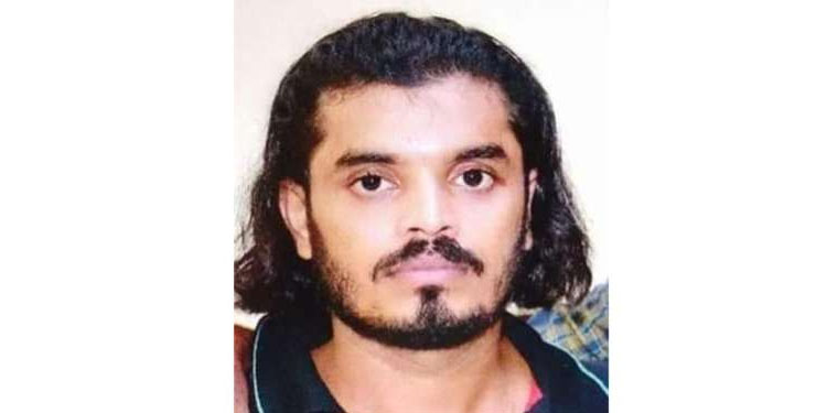 തെങ്ങ് മുറിക്കുന്നതിനിടെ കടപുഴകി വീണ് യുവാവ് മരിച്ചു തെങ്ങ് മുറിക്കുന്നതിനിടെ കടപുഴകി വീണ് യുവാവ് മരിച്ചു