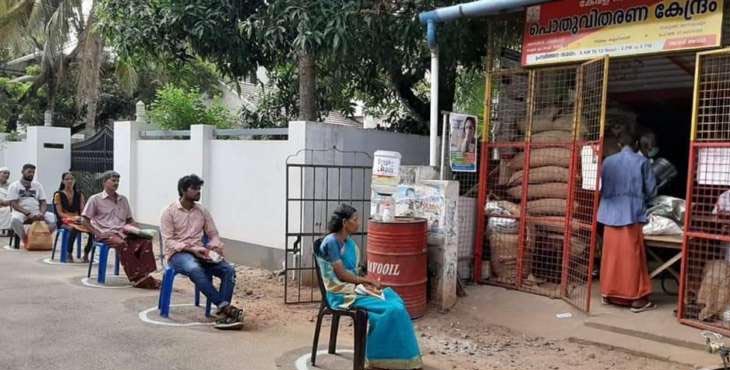 സൗജന്യ റേഷന് വാങ്ങാന് കടകളില് വന്തിരക്ക് ; ഉച്ചവരെ 7.5 ലക്ഷം പേര് റേഷന് വാങ്ങി സൗജന്യ റേഷന് വാങ്ങാന് കടകളില് വന്തിരക്ക് ; ഉച്ചവരെ 7.5 ലക്ഷം പേര് റേഷന് വാങ്ങി