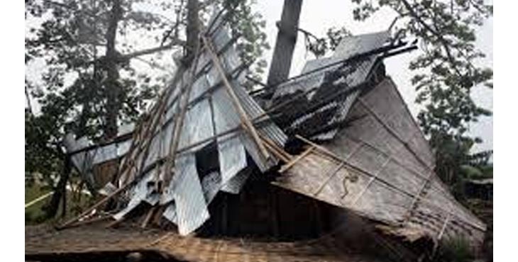 ത്രിപുരയില് കനത്ത കൊടുങ്കാറ്റും ആലിപ്പഴ വര്ഷവും ; മൂന്ന് ജില്ലകളിലെ 4,200 ഓളം ആളുകള്ക്ക് വീട് നഷ്ടമായി ത്രിപുരയില് കനത്ത കൊടുങ്കാറ്റും ആലിപ്പഴ വര്ഷവും ; മൂന്ന് ജില്ലകളിലെ 4,200 ഓളം ആളുകള്ക്ക് വീട് നഷ്ടമായി