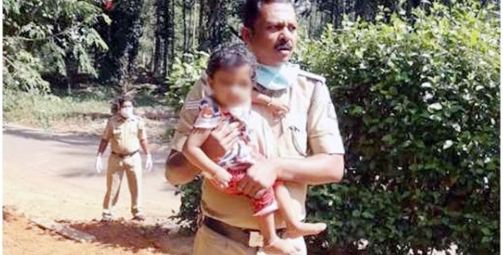 ലോക്ക് ഡൗണ് ; പുറത്തിറങ്ങുന്നവരെ പൊക്കാന് ഇറങ്ങിയ പോലീസിന് കയ്യില് കിട്ടിയത് രണ്ടു വയസ്സുകാരിയെ ലോക്ക് ഡൗണ് ; പുറത്തിറങ്ങുന്നവരെ പൊക്കാന് ഇറങ്ങിയ പോലീസിന് കയ്യില് കിട്ടിയത് രണ്ടു വയസ്സുകാരിയെ