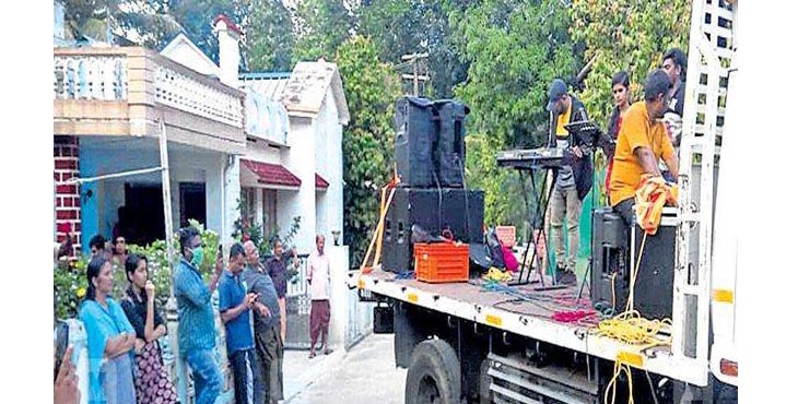 ലോക്ക്ഡൗണ് കാലത്ത് പോലീസിന്റെ ഗാനമേള കേള്ക്കാന് ജനം കൂട്ടത്തോടെ വിടിനു വെളിയില് ലോക്ക്ഡൗണ് കാലത്ത് പോലീസിന്റെ ഗാനമേള കേള്ക്കാന് ജനം കൂട്ടത്തോടെ വിടിനു വെളിയില്