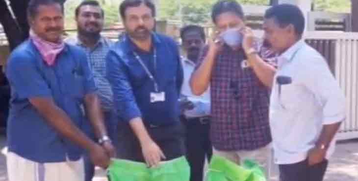 സമൂഹ അടുക്കളയിലേക്ക് ഹിന്ദുസ്ഥാന് പെട്രോളിയം കോര്പറേഷന് നല്കിയ ഒരു ടണ് അരി കാണാനില്ല സമൂഹ അടുക്കളയിലേക്ക് ഹിന്ദുസ്ഥാന് പെട്രോളിയം കോര്പറേഷന് നല്കിയ ഒരു ടണ് അരി കാണാനില്ല