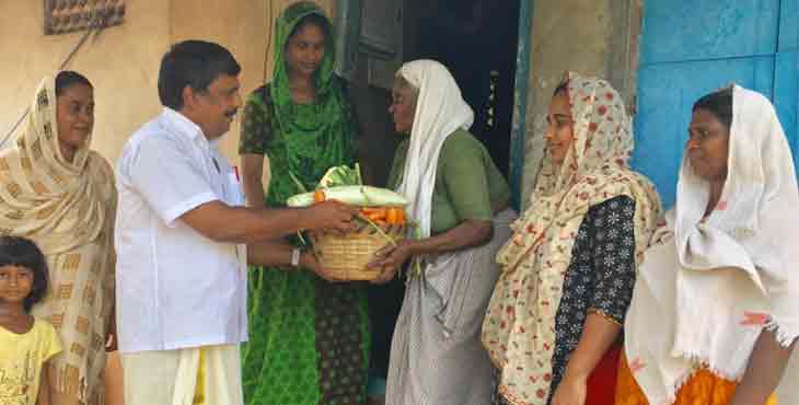 വാര്ഡിലെ മുഴുവന് കുടുംബങ്ങള്ക്കും വിഷുക്കൈനീട്ടം നല്കി എ.സുരേഷ് കുമാര് മാതൃകയായി വാര്ഡിലെ മുഴുവന് കുടുംബങ്ങള്ക്കും വിഷുക്കൈനീട്ടം നല്കി എ.സുരേഷ് കുമാര് മാതൃകയായി