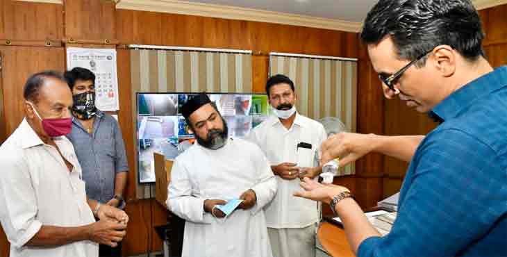 മൈലപ്ര സെന്റ് ജോര്ജ് ഓര്ത്തഡോക്സ് വലിയപള്ളി സാനിറ്റെസറും മാസ്ക്കും കൈമാറി മൈലപ്ര സെന്റ് ജോര്ജ് ഓര്ത്തഡോക്സ് വലിയപള്ളി സാനിറ്റെസറും മാസ്ക്കും കൈമാറി