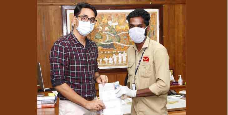 എന്റെ കൊറോണ പോരാളികള് ; ആദ്യ ഇ പോസ്റ്റ് ജില്ലാ കളക്ടര്ക്ക് കൈമാറി എന്റെ കൊറോണ പോരാളികള് ; ആദ്യ ഇ പോസ്റ്റ് ജില്ലാ കളക്ടര്ക്ക് കൈമാറി