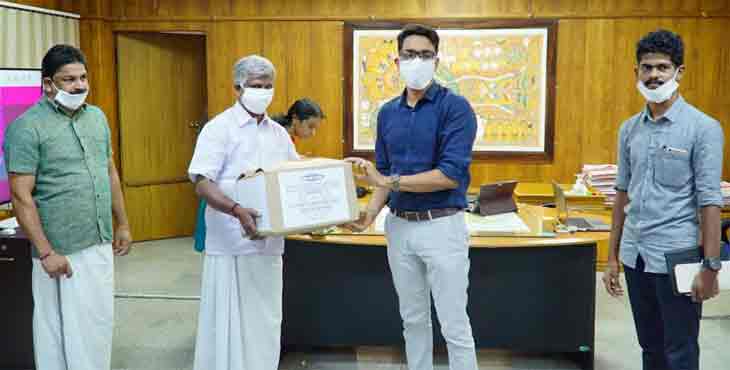 ഖാദി തുണി മാസ്ക്കുകള് ജില്ലാഭരണകൂടത്തിന് കൈമാറി ഖാദി തുണി മാസ്ക്കുകള് ജില്ലാഭരണകൂടത്തിന് കൈമാറി