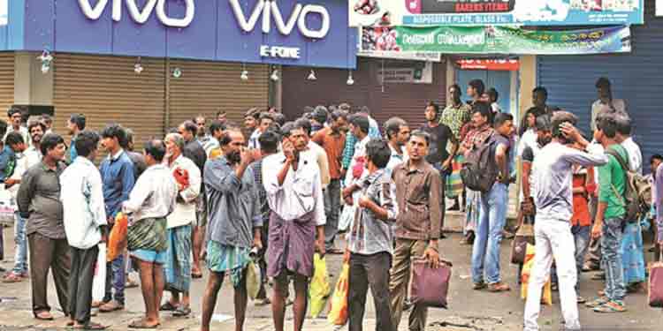 കുടുങ്ങിക്കിടക്കുന്ന തൊഴിലാളികള്ക്ക് അവരവരുടെ സംസ്ഥാനങ്ങളിലേക്ക് മടങ്ങാന് കേന്ദ്രാനുമതി കുടുങ്ങിക്കിടക്കുന്ന തൊഴിലാളികള്ക്ക് അവരവരുടെ സംസ്ഥാനങ്ങളിലേക്ക് മടങ്ങാന് കേന്ദ്രാനുമതി