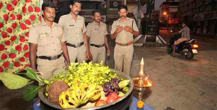 വിഷുദിന പുലരിയില് നഗരത്തില് കണി ദര്ശനം ഒരുക്കി പോലീസ് വിഷുദിന പുലരിയില് നഗരത്തില് കണി ദര്ശനം ഒരുക്കി പോലീസ്
