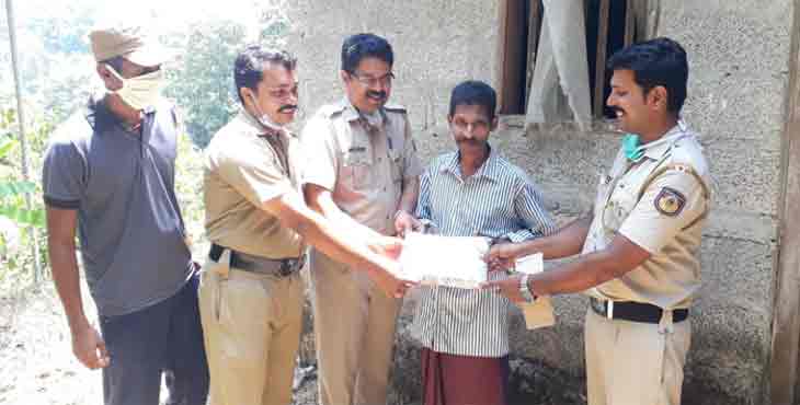 മുരളിക്ക് വിഷുക്കണിയുമായി ജനമൈത്രി പോലീസെത്തി മുരളിക്ക് വിഷുക്കണിയുമായി ജനമൈത്രി പോലീസെത്തി