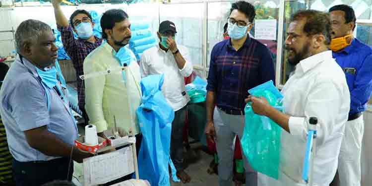 200 രൂപക്ക് പി.പി.ഇ കിറ്റുകളുമായി പത്തനംതിട്ട ജില്ലാ ഭരണകൂടം ; സര്ക്കാര് അനുമതി നല്കിയാല് സംസ്ഥാനത്തിനു മുഴുവന് വിതരണം ചെയ്യാം 200 രൂപക്ക് പി.പി.ഇ കിറ്റുകളുമായി പത്തനംതിട്ട ജില്ലാ ഭരണകൂടം ; സര്ക്കാര് അനുമതി നല്കിയാല് സംസ്ഥാനത്തിനു മുഴുവന് വിതരണം ചെയ്യാം