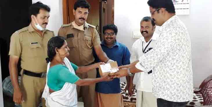 ജീവന് രക്ഷാമരുന്ന് എത്തിച്ച പോലീസ് ഉദ്യോഗസ്ഥരെ ചേര്ത്തണച്ച് ഏലിയാമ്മ ജീവന് രക്ഷാമരുന്ന് എത്തിച്ച പോലീസ് ഉദ്യോഗസ്ഥരെ ചേര്ത്തണച്ച് ഏലിയാമ്മ