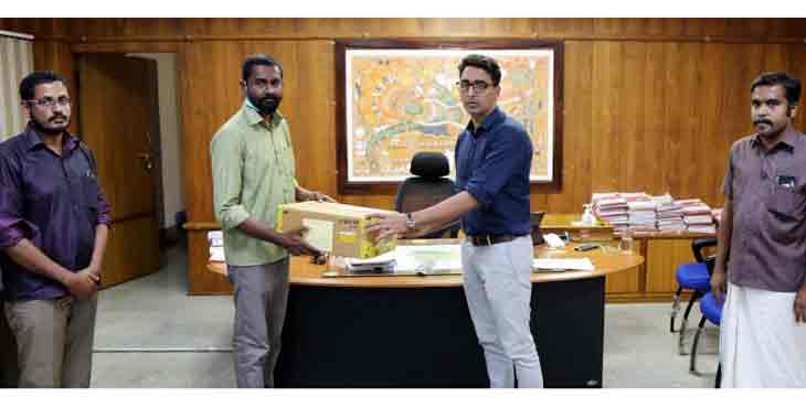 കൈപ്പട്ടൂര് അമ്മന്കോവില് ക്ഷേത്രത്തിലെ വിഷു ആഘോഷത്തിന്റെ പണം കോവിഡ് പ്രതിരോധ പ്രവര്ത്തനങ്ങള്ക്ക് നല്കി കൈപ്പട്ടൂര് അമ്മന്കോവില് ക്ഷേത്രത്തിലെ വിഷു ആഘോഷത്തിന്റെ പണം കോവിഡ് പ്രതിരോധ പ്രവര്ത്തനങ്ങള്ക്ക് നല്കി