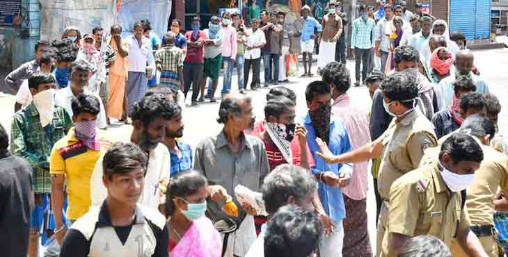 സര്ക്കാര് നിര്ദ്ദേശങ്ങള്ക്ക് പുല്ലുവില ; ഭക്ഷണപൊതി വാങ്ങാന് പത്തനംതിട്ട നഗരഹൃദയത്തില് ജനക്കൂട്ടം സര്ക്കാര് നിര്ദ്ദേശങ്ങള്ക്ക് പുല്ലുവില ; ഭക്ഷണപൊതി വാങ്ങാന് പത്തനംതിട്ട നഗരഹൃദയത്തില് ജനക്കൂട്ടം