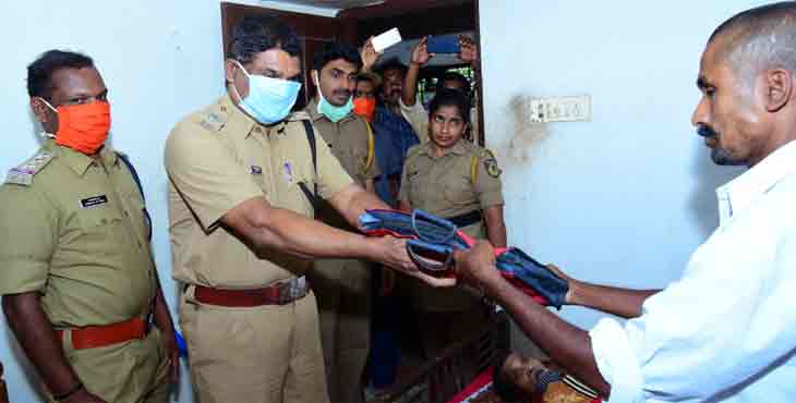തളർന്നു കിടക്കുന്ന കരീമിന് വാട്ടര് ബെഡ് ; ജനകീയ മുഖവുമായി വീണ്ടും കോന്നി ജനമൈത്രി പോലീസ് തളർന്നു കിടക്കുന്ന കരീമിന് വാട്ടര് ബെഡ് ; ജനകീയ മുഖവുമായി വീണ്ടും കോന്നി ജനമൈത്രി പോലീസ്