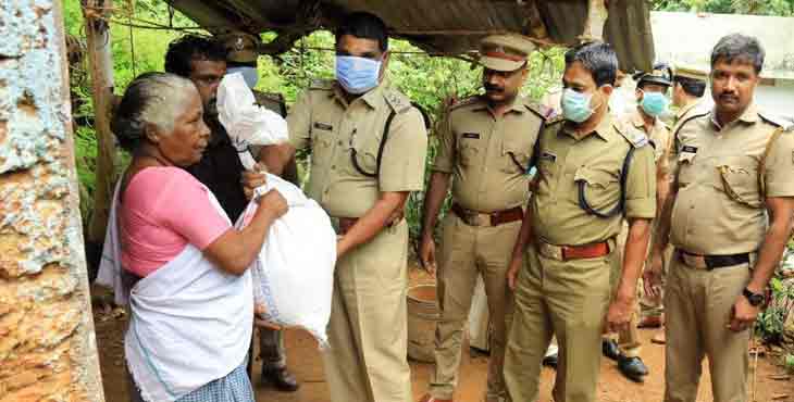 ജനങ്ങളുടെ അത്യാവശ്യകാര്യങ്ങള്ക്ക് പോലീസ് കൈയ്യെത്തും ദൂരത്ത് ജനങ്ങളുടെ അത്യാവശ്യകാര്യങ്ങള്ക്ക് പോലീസ് കൈയ്യെത്തും ദൂരത്ത്