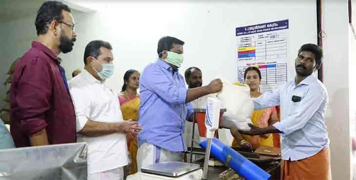 കോന്നിയില് പലവ്യഞ്ജന കിറ്റ് വിതരണം തുടങ്ങി കോന്നിയില് പലവ്യഞ്ജന കിറ്റ് വിതരണം തുടങ്ങി