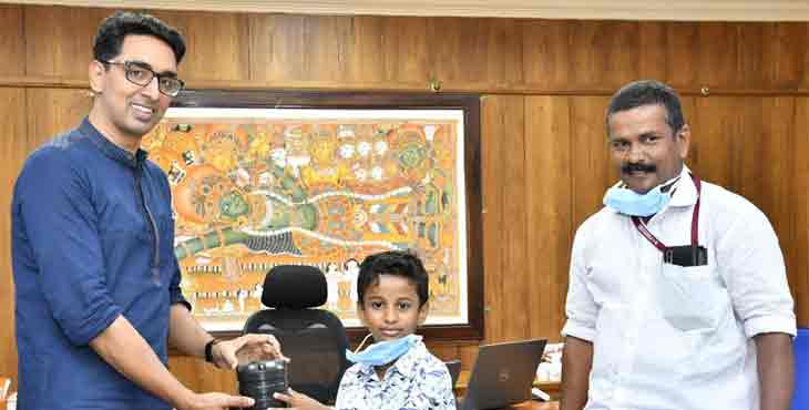 മുഖ്യമന്ത്രിയുടെ ദുരിതാശ്വാസ നിധിയിലേക്ക് കുടുക്കയിലെ സമ്പാദ്യം നല്കി നാലാം ക്ലാസ് വിദ്യാര്ത്ഥി മുഖ്യമന്ത്രിയുടെ ദുരിതാശ്വാസ നിധിയിലേക്ക് കുടുക്കയിലെ സമ്പാദ്യം നല്കി നാലാം ക്ലാസ് വിദ്യാര്ത്ഥി
