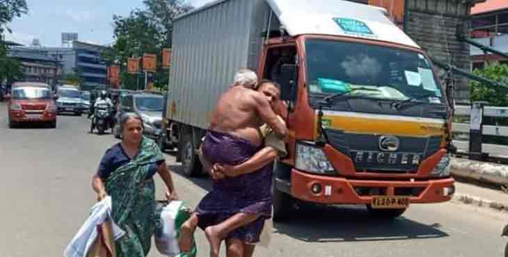വാഹനം പോലീസ് തടഞ്ഞു : ഒരു കിലോമീറ്ററോളം രോഗിയെയും ചുമന്ന് മകന് ; സംഭവം പുനലൂരില് വാഹനം പോലീസ് തടഞ്ഞു : ഒരു കിലോമീറ്ററോളം രോഗിയെയും ചുമന്ന് മകന് ; സംഭവം പുനലൂരില്
