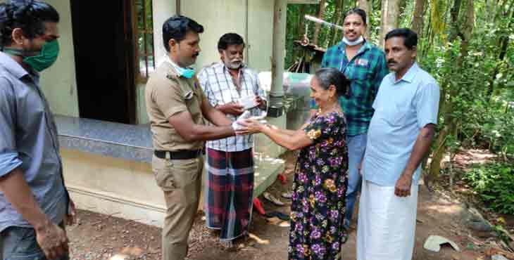 ജീവൻ രക്ഷാമരുന്ന് നല്കിയവരെ ചേർത്ത് പിടിച്ച് വത്സല… ജീവൻ രക്ഷാമരുന്ന് നല്കിയവരെ ചേർത്ത് പിടിച്ച് വത്സല…