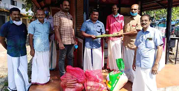 കലഞ്ഞൂർ പഞ്ചായത്ത് സമൂഹ അടുക്കളയിലേക്ക് പച്ചക്കറികളും ഭക്ഷ്യ ധാന്യങ്ങളും കൈമാറി കലഞ്ഞൂർ പഞ്ചായത്ത് സമൂഹ അടുക്കളയിലേക്ക് പച്ചക്കറികളും ഭക്ഷ്യ ധാന്യങ്ങളും കൈമാറി