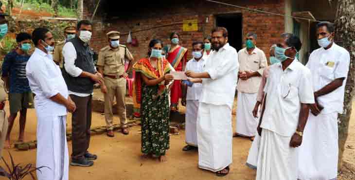 അപകടത്തില് മരിച്ച സുജസിന്റെ കുടുംബത്തിന് ധനസഹായം കൈമാറി അപകടത്തില് മരിച്ച സുജസിന്റെ കുടുംബത്തിന് ധനസഹായം കൈമാറി