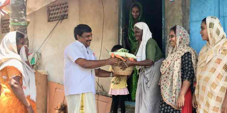 രണ്ടായിരത്തോളം പച്ചക്കറി കിറ്റുകൾ, ഭക്ഷ്യ വസ്തുക്കൾ അടങ്ങിയ റംസാൻ കിറ്റുകൾ …..ദുരിതകാലത്ത് നാട്ടുകാരോടൊപ്പം എ.സുരേഷ് കുമാര് രണ്ടായിരത്തോളം പച്ചക്കറി കിറ്റുകൾ, ഭക്ഷ്യ വസ്തുക്കൾ അടങ്ങിയ റംസാൻ കിറ്റുകൾ …..ദുരിതകാലത്ത് നാട്ടുകാരോടൊപ്പം എ.സുരേഷ് കുമാര്
