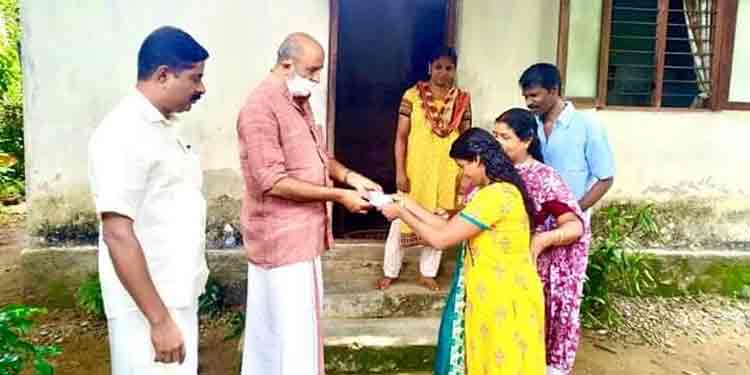 കുടുംബ വരുമാനമായ 3000 രൂപയും സംഭാവന നല്കി ഗണേശനും കുടുംബവും കുടുംബ വരുമാനമായ 3000 രൂപയും സംഭാവന നല്കി ഗണേശനും കുടുംബവും