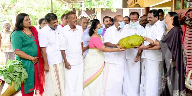 പാവക്കയും പടവലങ്ങയുമായി ആന്റോ ആന്റണി നാട്ടുചന്തയില് ; തേൻവരിക്കയുമായി ബാബു ജോർജ്ജ്’; ശ്രദ്ധേയമായി വെട്ടൂർ നാട്ടു ചന്ത പാവക്കയും പടവലങ്ങയുമായി ആന്റോ ആന്റണി നാട്ടുചന്തയില് ; തേൻവരിക്കയുമായി ബാബു ജോർജ്ജ്’; ശ്രദ്ധേയമായി വെട്ടൂർ നാട്ടു ചന്ത