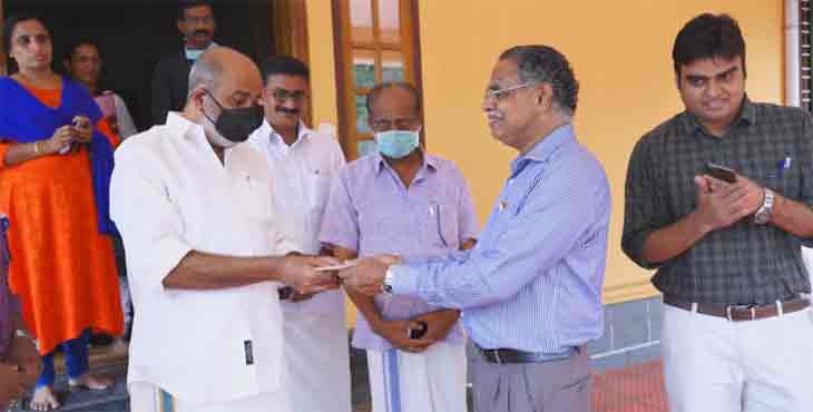 പെന്ഷന് തുക മുഖ്യമന്ത്രിയുടെ ദുരിതാശ്വാസ നിധിയിലേക്ക് സംഭാവന നല്കി റിട്ട.അധ്യാപകന് പെന്ഷന് തുക മുഖ്യമന്ത്രിയുടെ ദുരിതാശ്വാസ നിധിയിലേക്ക് സംഭാവന നല്കി റിട്ട.അധ്യാപകന്